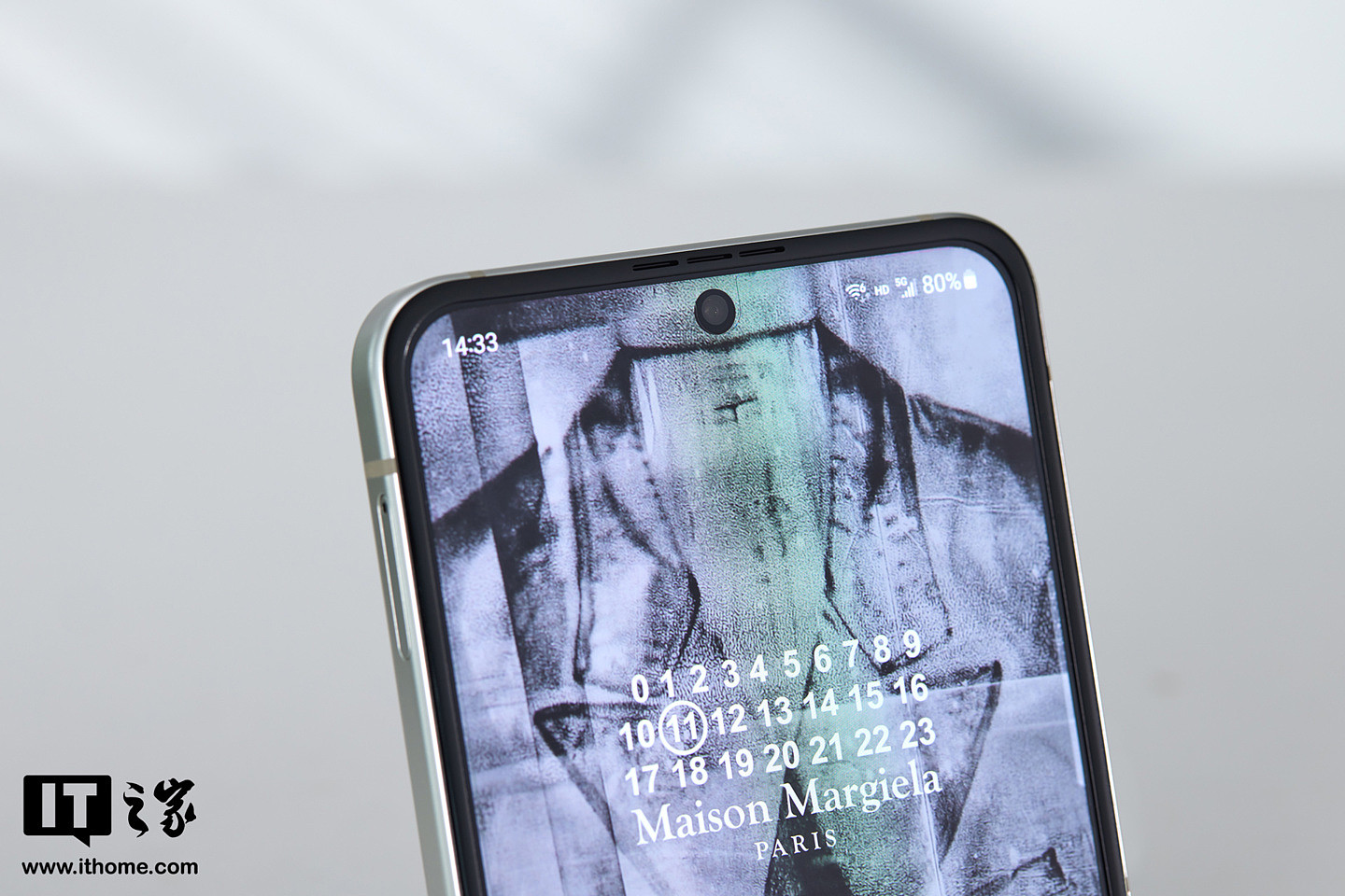 【IT之家开箱】数字艺术先锋：三星 Galaxy Z Flip5 Maison Margiela 限量版手机图赏 - 11