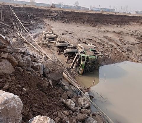 河南水灾投车堵决口卡车即将被挖出：车主希望再利用 - 3