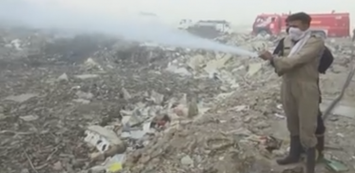 印度一座巨大垃圾填埋场起火：面积超50个足球场 刺鼻浓烟遮天蔽日 - 4
