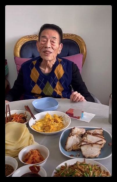 90岁杨少华宅家过年，一块肉要夹3次动作颤颤巍巍，桌上香烟瞩目 - 2