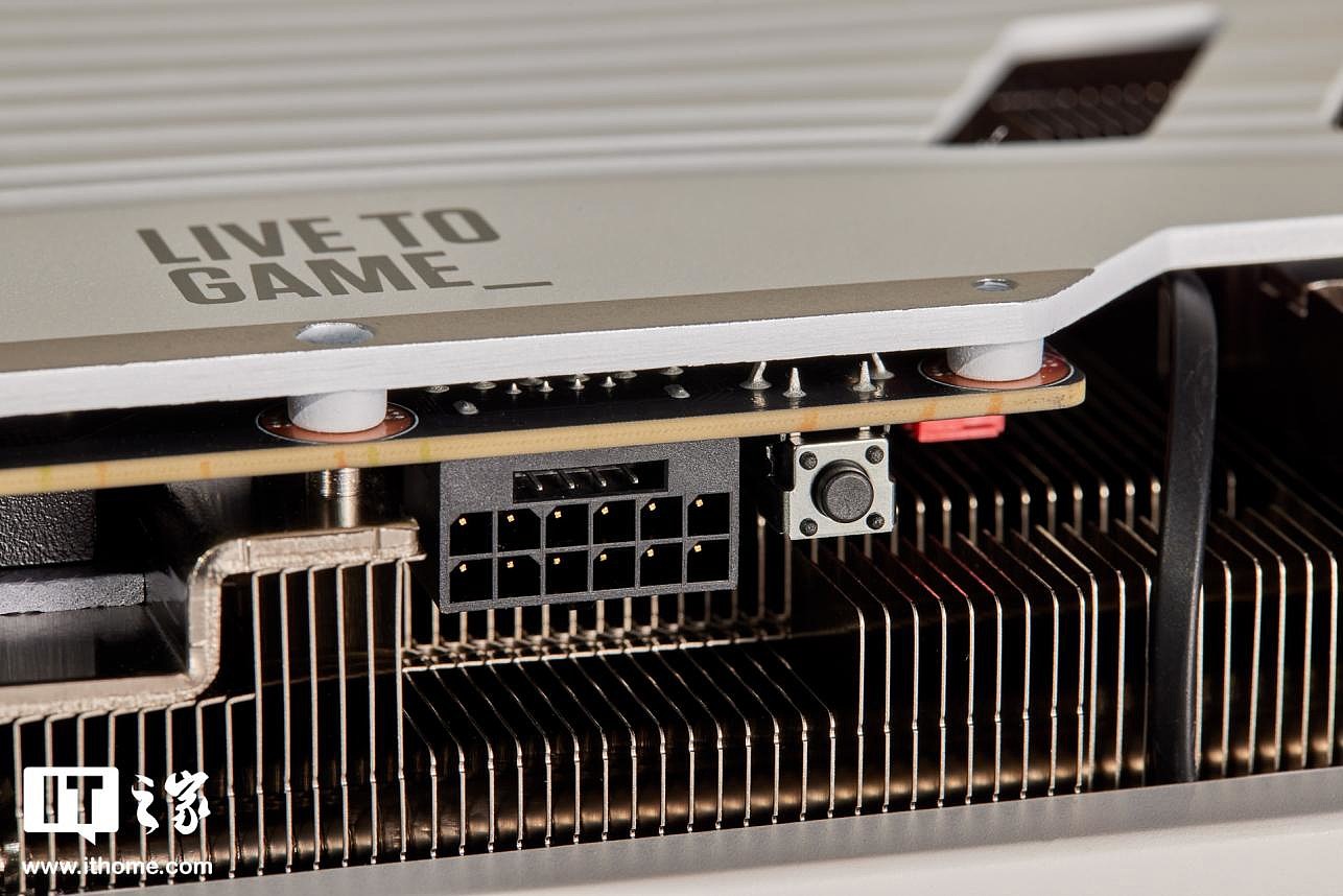 【IT之家开箱】索泰 GeForce RTX 4090 AMP EXTREME AIRO 月白显卡图赏：全新白金配色，侧透机箱绝配 - 13