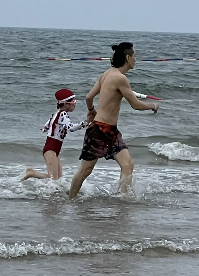 李承铉带女儿海边游玩，八块腹肌太惹眼，Lucky穿泳衣大长腿出众 - 4