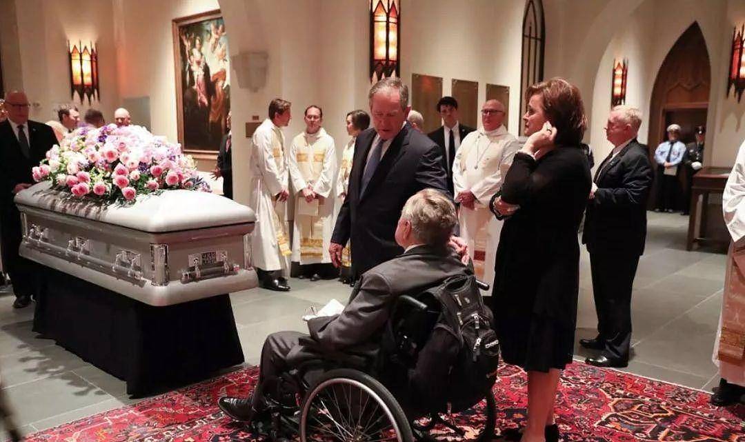 3年前老布什葬礼上，一只拉布拉多趴在灵柩前不肯离去，后来怎样 - 4
