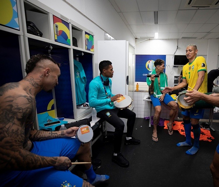 巴西队晒球员合奏照片：多么美好的一天，更衣室其乐融融 - 2