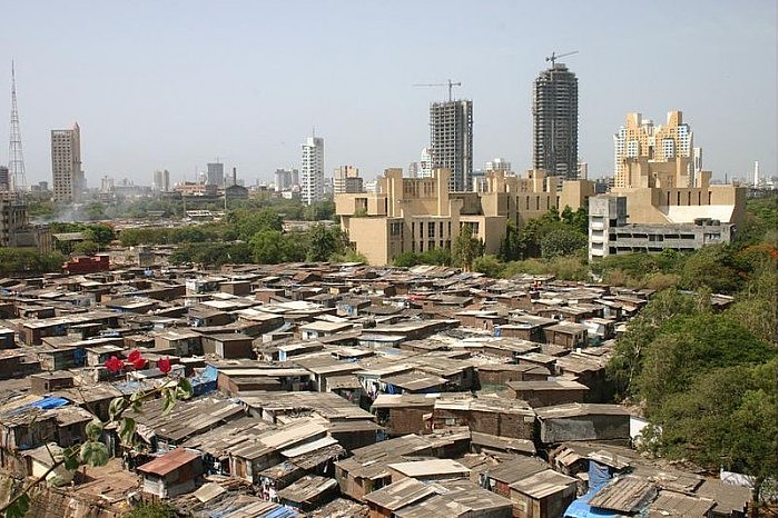 800px-Mumbai_India_slum_June_2005.jpg