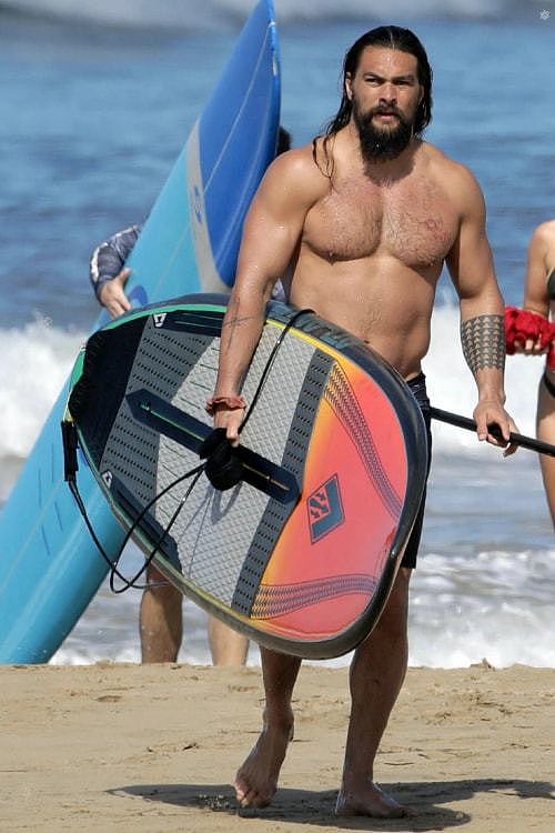 42岁杰森·莫玛海边冲浪秀肌肉 网友：低成本海王COS - 8