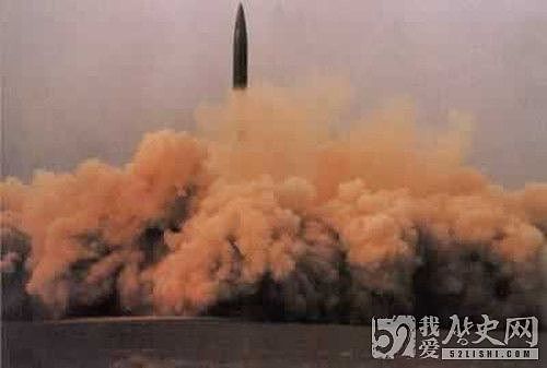 中国首次成功发射地对地中程导弹 - 1