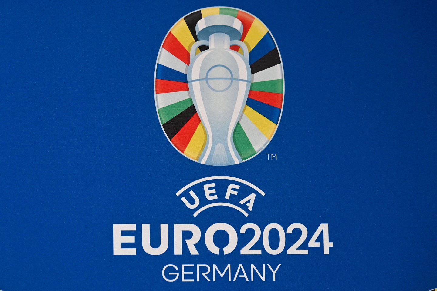 柏林奥林匹克体育场展示2024欧洲杯标志，融合各成员国旗色彩 - 4