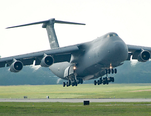 最大的军用航空飞行器叫什么？最大载货量有多少？ - 1