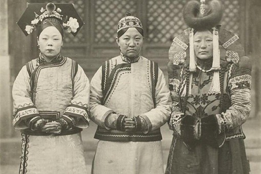 清朝时期皇帝的妃子和亲王的正妻谁的地位高 - 2
