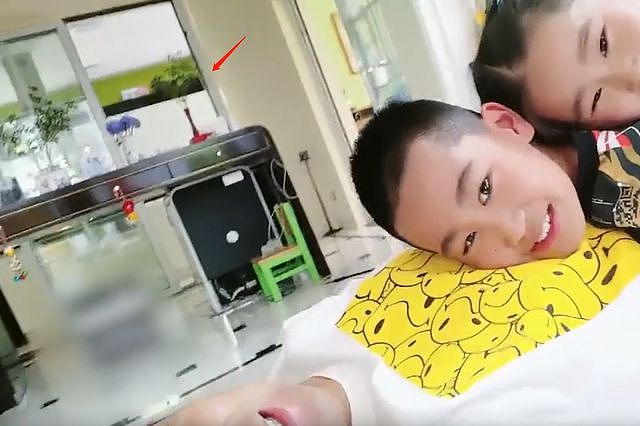 赵文卓豪宅内带娃，和孩子躺地上玩“叠罗汉”，身上短袖近千元 - 2