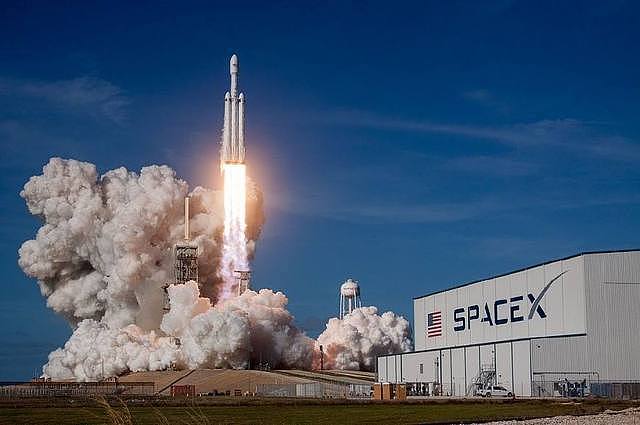 SpaceX重型猎鹰火箭明年至少发射升空5次 - 1