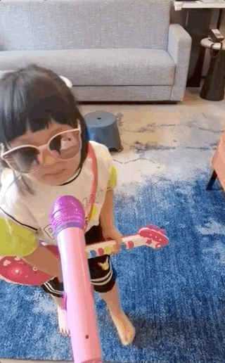 王祖蓝晒女儿弹唱视频，想送她进乐队，3岁Gabby摇滚范儿十足 - 7