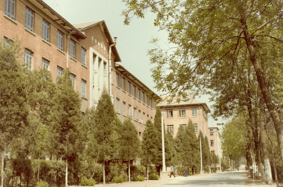 北邮教四楼（1985 年）