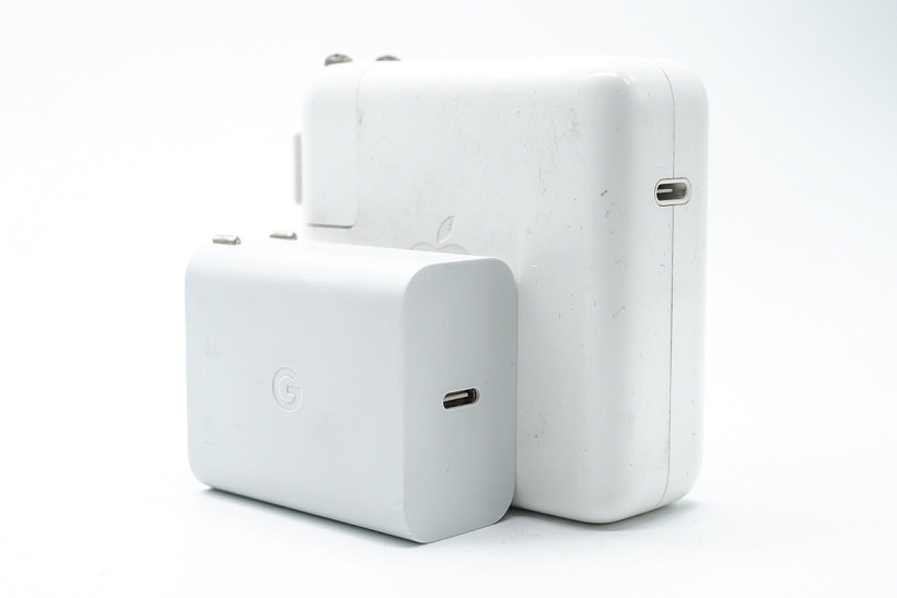 谷歌 65W 充电器曝光：体积小巧，功率密度高达 1.13W / cm³ - 3