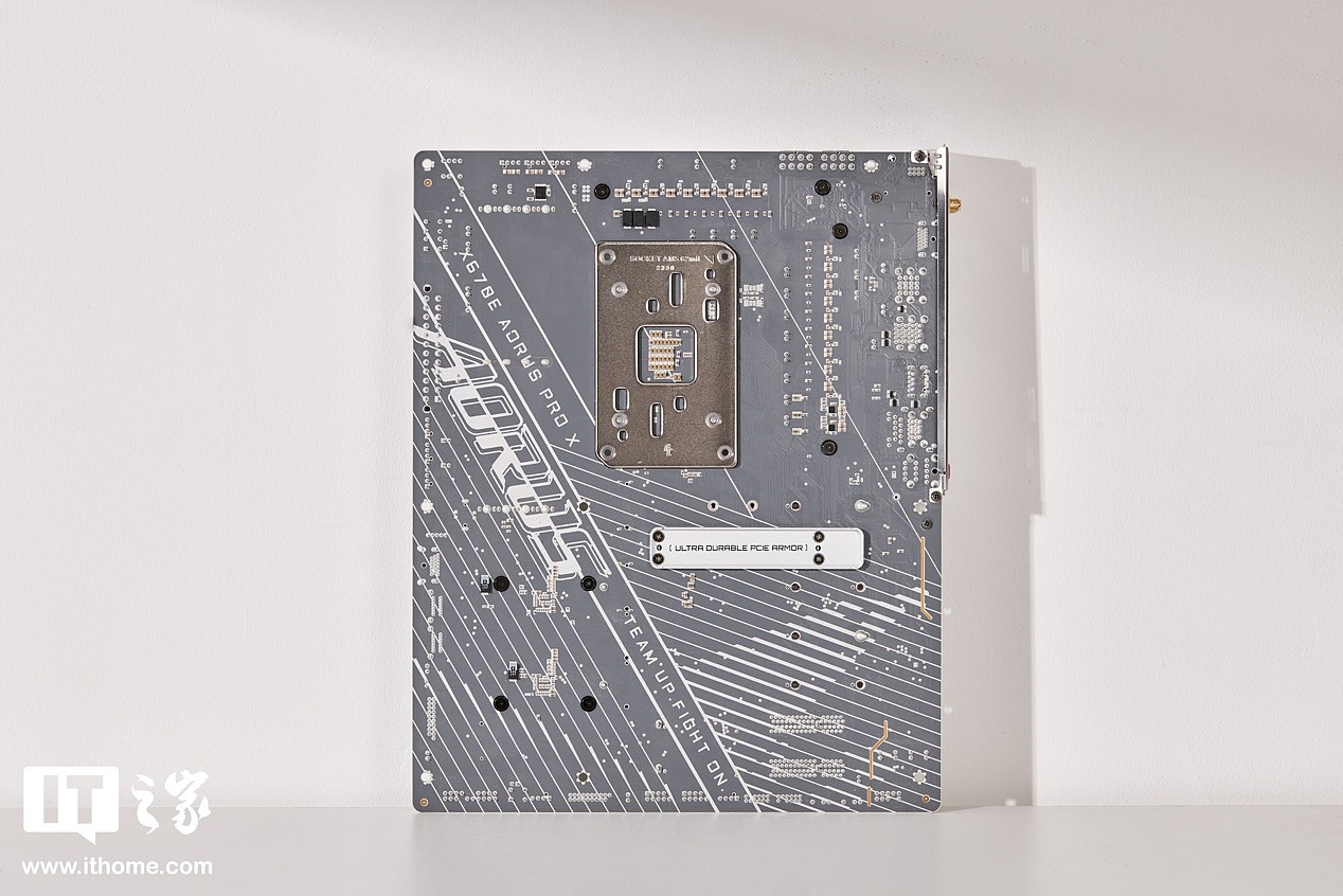 【IT之家开箱】技嘉 X670E AORUS PRO AX 冰雕X主板图赏：AMD平台独一无二的纯白旗舰主板 - 11