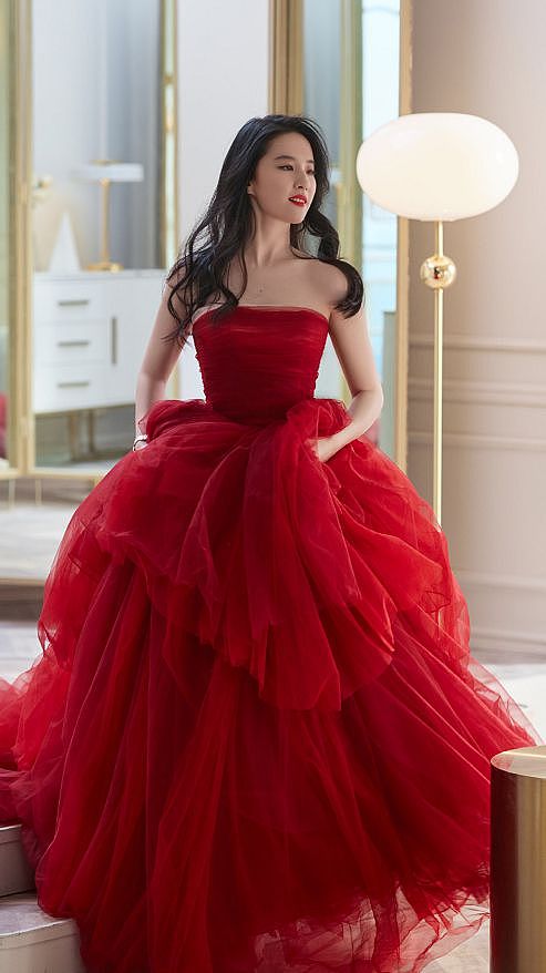 有种惊艳叫刘亦菲穿红裙，配微卷发艳而不俗，换轻熟风后太提气质 - 3