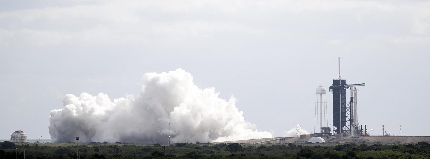 SpaceX“猎鹰9号”火箭携Crew-4龙飞船进入发射台并完成干式彩排 - 1