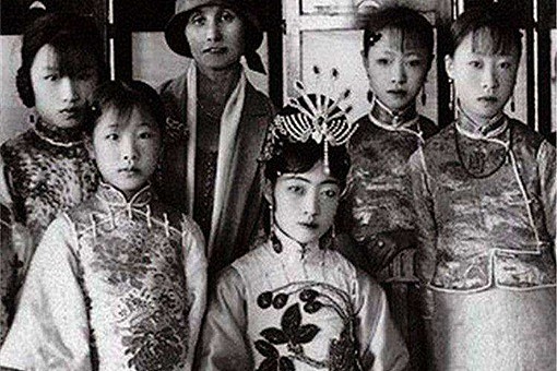 清朝时期皇帝的妃子和亲王的正妻谁的地位高 - 1