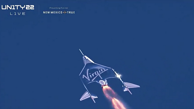 太空船二号与白骑士分离后，火箭发动机点火起飞画面