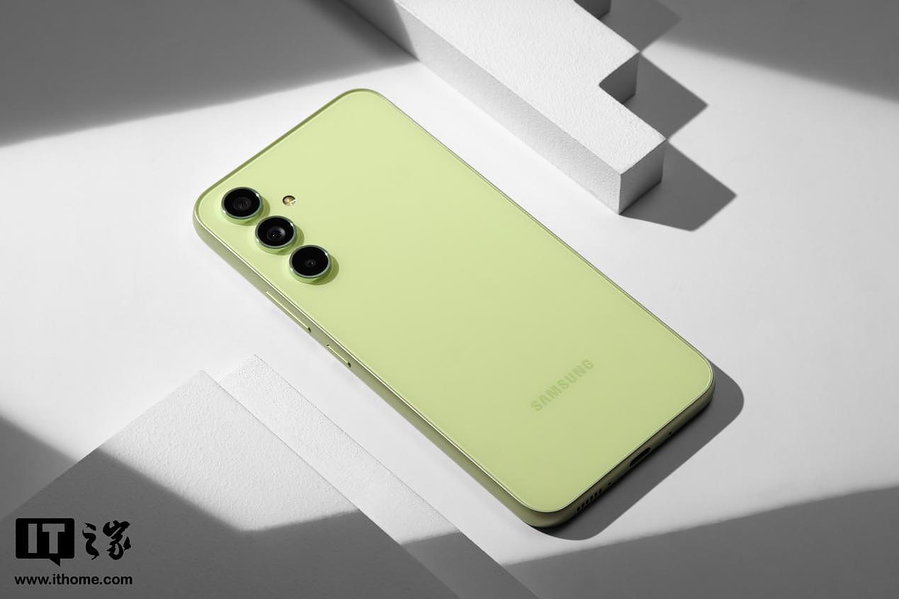 【IT之家开箱】三星 Galaxy A54 5G 鲜柠绿手机图赏：简约，时尚，清新 - 1