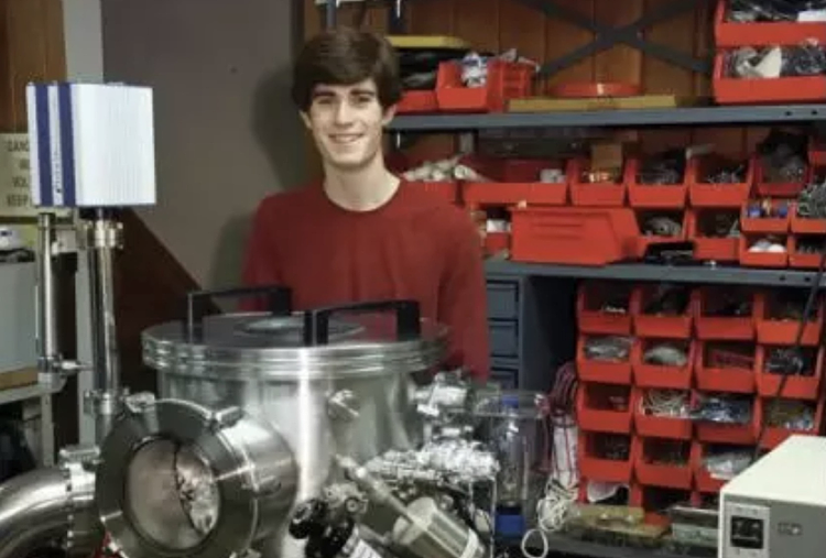 这个美国高中生在车库里自己造出了芯片 - 2