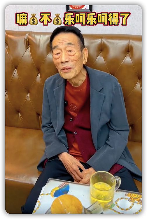 90岁杨少华现身自家饭店，走路要俩人搀扶，儿子亲手夹菜喂吃饭 - 4
