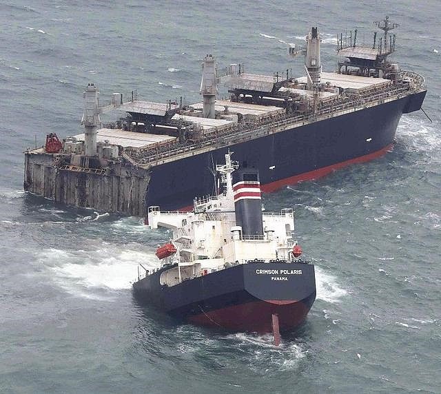 200米长货船在日本近海触礁：船体断成两半 - 1