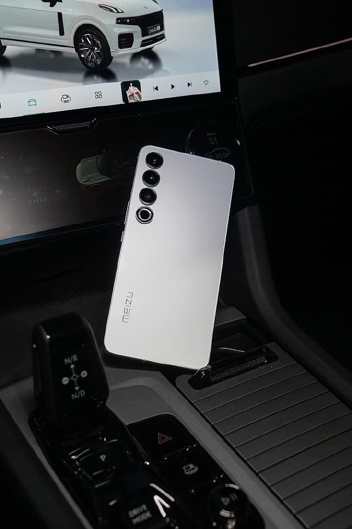 魅族 20 Pro 手机白色版真机图曝光：直角边框 + 后置竖排四摄 - 3