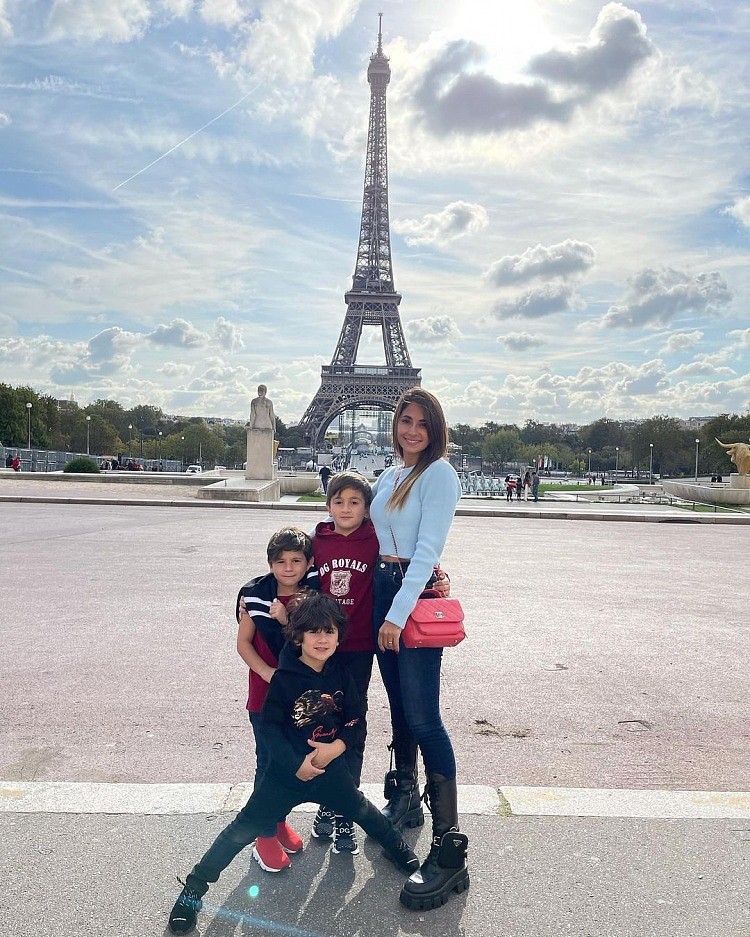 和孩子在一起的幸福时光❤️安东内拉晒陪孩子在巴黎游玩的照片 - 1