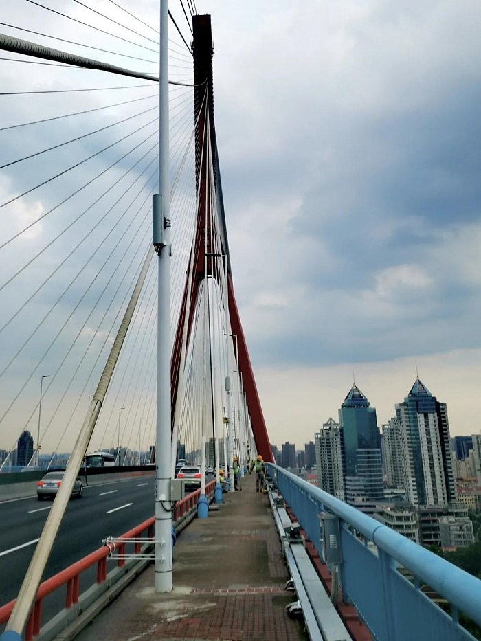 上海巧妙改造黄浦江大桥：路灯杆同时也是5G基站 - 4