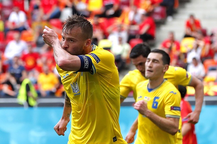 大腿！乌克兰本届欧洲杯共打进5球，亚尔莫连科2传2射 - 1