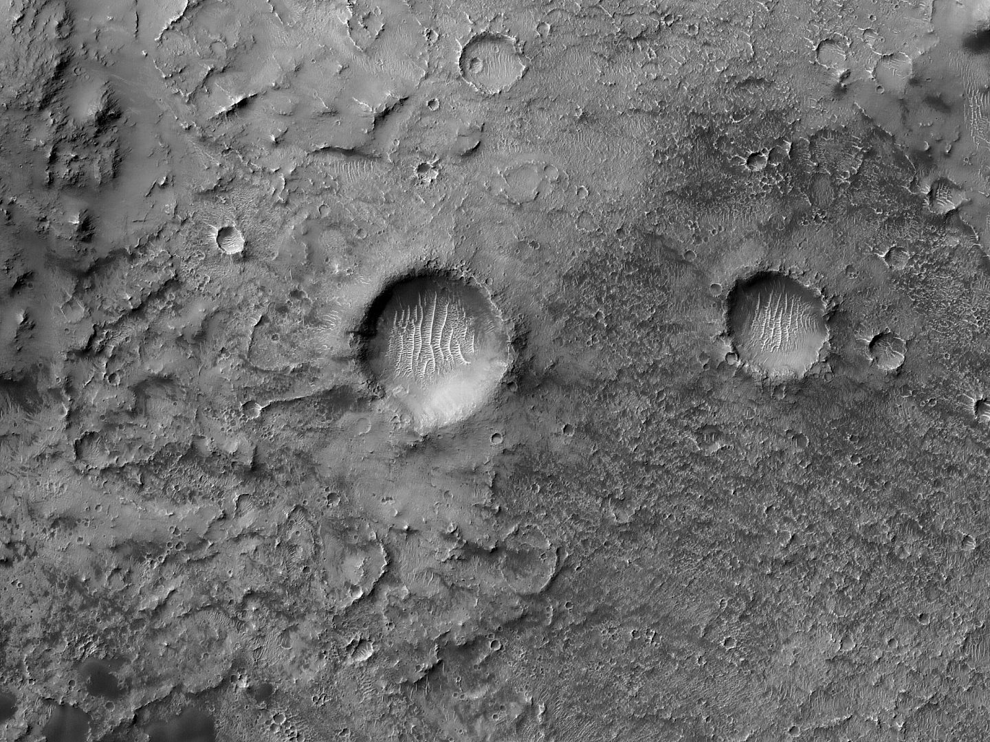 外星人的脚印？：NASA拍摄的火星环形山照片令人惊叹 - 2