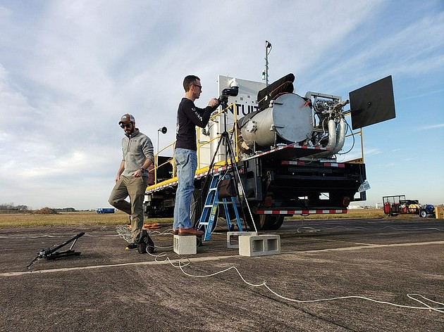 图为直觉机器公司用一辆平板车改造的测试台。引擎设计师莫尔海德（右）正在做Nova-C登陆器引擎点火测试前的最后调整。