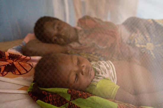 在刚果卫生中心的一名母亲和她7个月大、罹患疟疾的儿子 /盖茨基金会