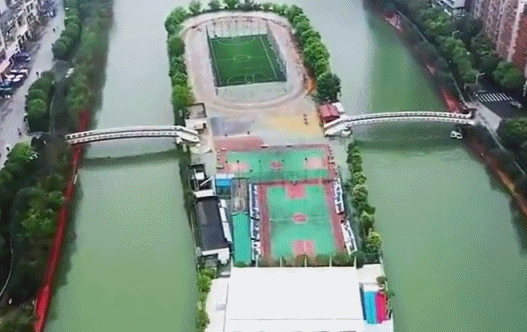 贵州一足球场建在江中：经常有球踢进水中，河道工也变成捞球工 - 1