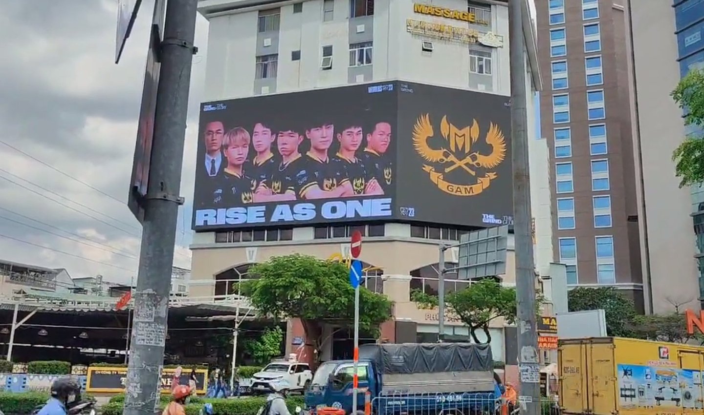 越南首都胡志明市广告牌海报为两支代表队加油，两队都要打入围赛 - 2