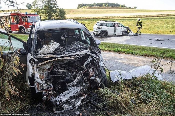 一辆宝马iX在德国发生惨烈事故 官方回应称与自动驾驶无关 - 2