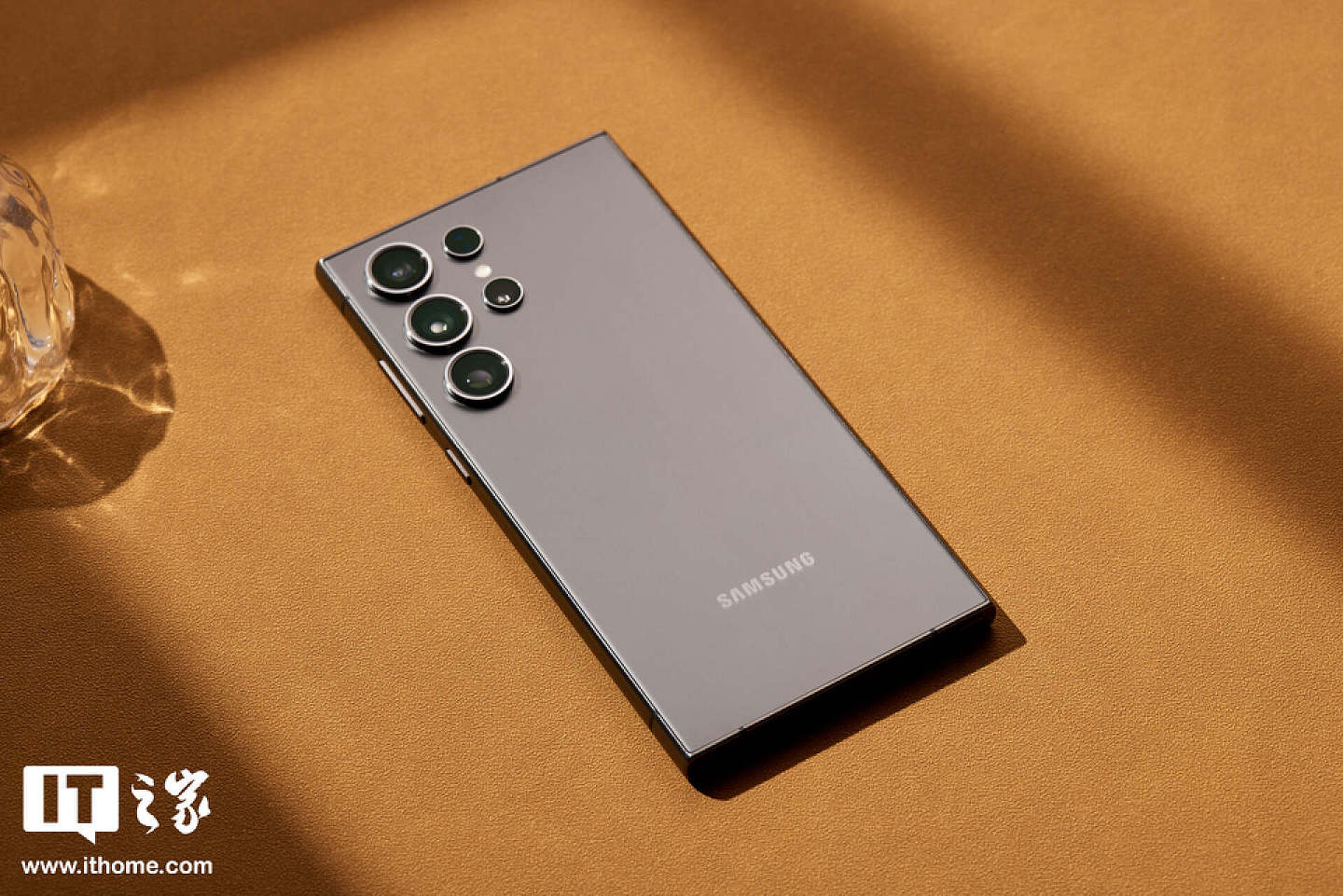 三星 Galaxy S24 系列手机本月迎来首次系统更新，优化屏幕鲜艳度和拍摄体验 - 2