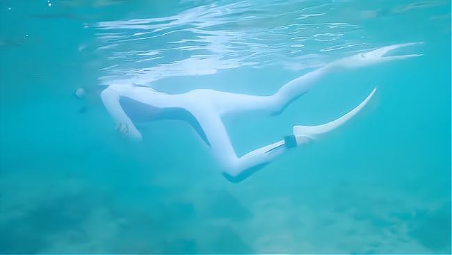 迪丽热巴潜水视频被翻出，泳衣款式惹争议，网友评论数超过5000条 - 3