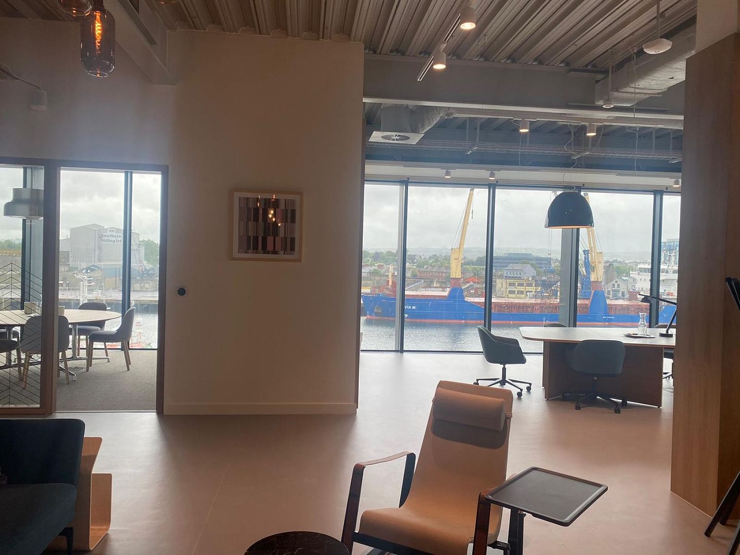 苹果公司位于爱尔兰科克的新办公室一景：俯瞰城市、铁路和河流 - 1