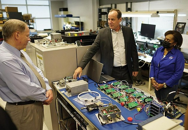 图为2021年8月，直觉机器公司CEO史蒂夫·阿尔特姆斯（中）带领NASA访客参观位于休斯顿的公司总部。
