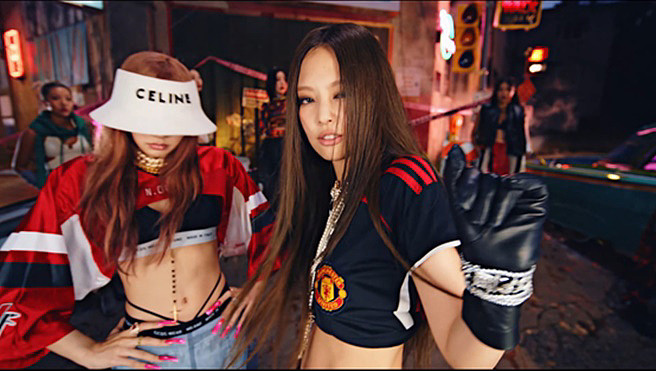 BLACKPINK新曲中Jennie身穿曼聯球衣，引網友熱議。（圖/攝取自BLACKPINK YT）