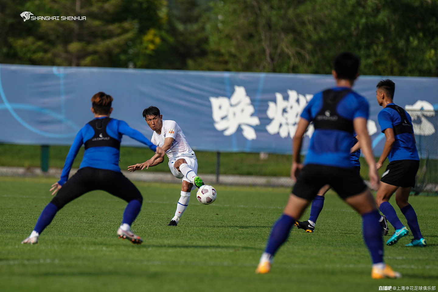 二番战上海申花3-1青岛队  全队顺利完成大连夏训将返沪 - 11