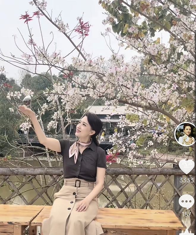 43岁央视女主持晒旅行视频，田间干活超卖力，穿拉祜族衣服显柔美 - 1