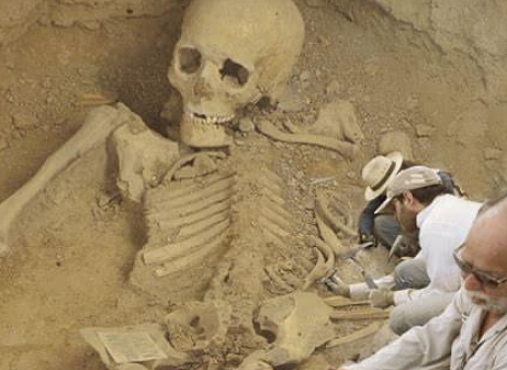 揭秘史前巨人之谜：考古发现的米长人骨与巨人的真实存在 - 1