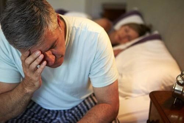 老人经常半夜醒过来，睡不着，会影响健康吗？做好4点或睡得更香 - 2