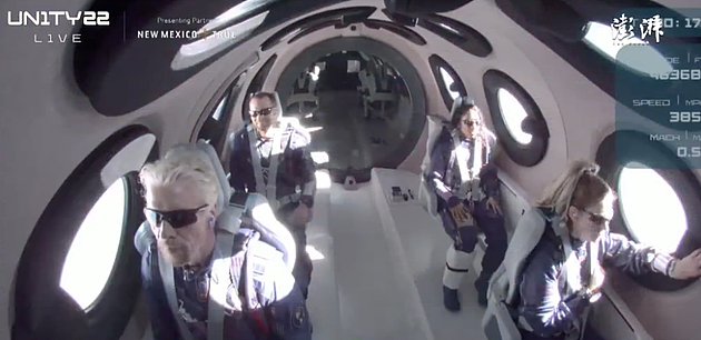 飞行过程中，太空船二号舱内画面。