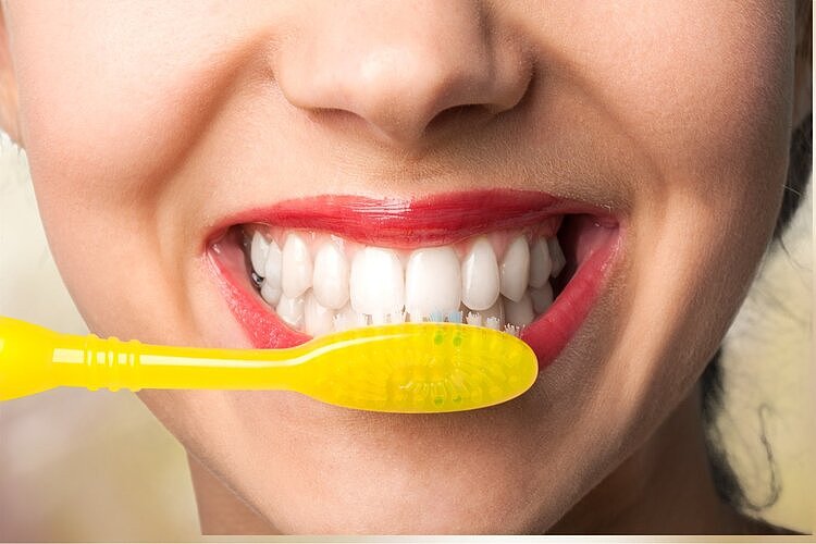 牙缝里的牙结石，如何清除干净？直言：这3个办法是不少人的选择 - 6