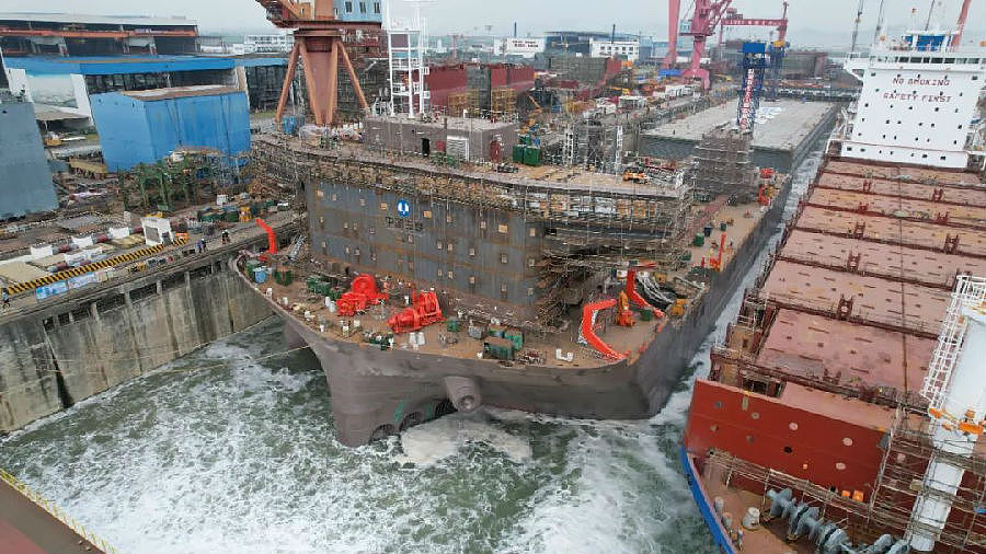 国内首艘2000吨级海上风电安装平台“白鹤滩”号出坞 - 1